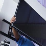 Czy można zamontować telewizor na suficie?